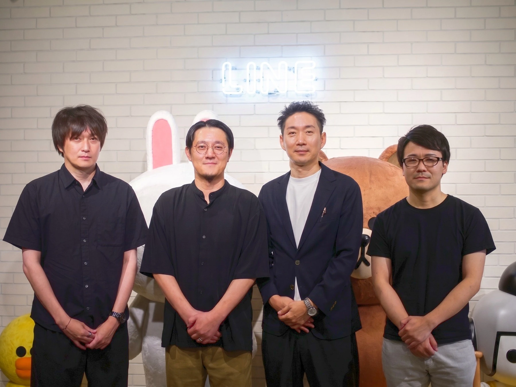 クロスゲームズとLINEヤフーコミュニケーションズのメンバー4名が並んで立っている集合写真